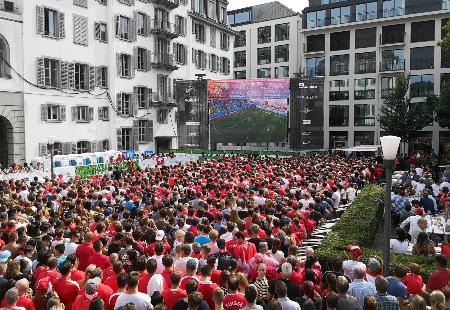 «Hopp Schwiiz!» – hinter und im Festival­hotel wird wieder gefant