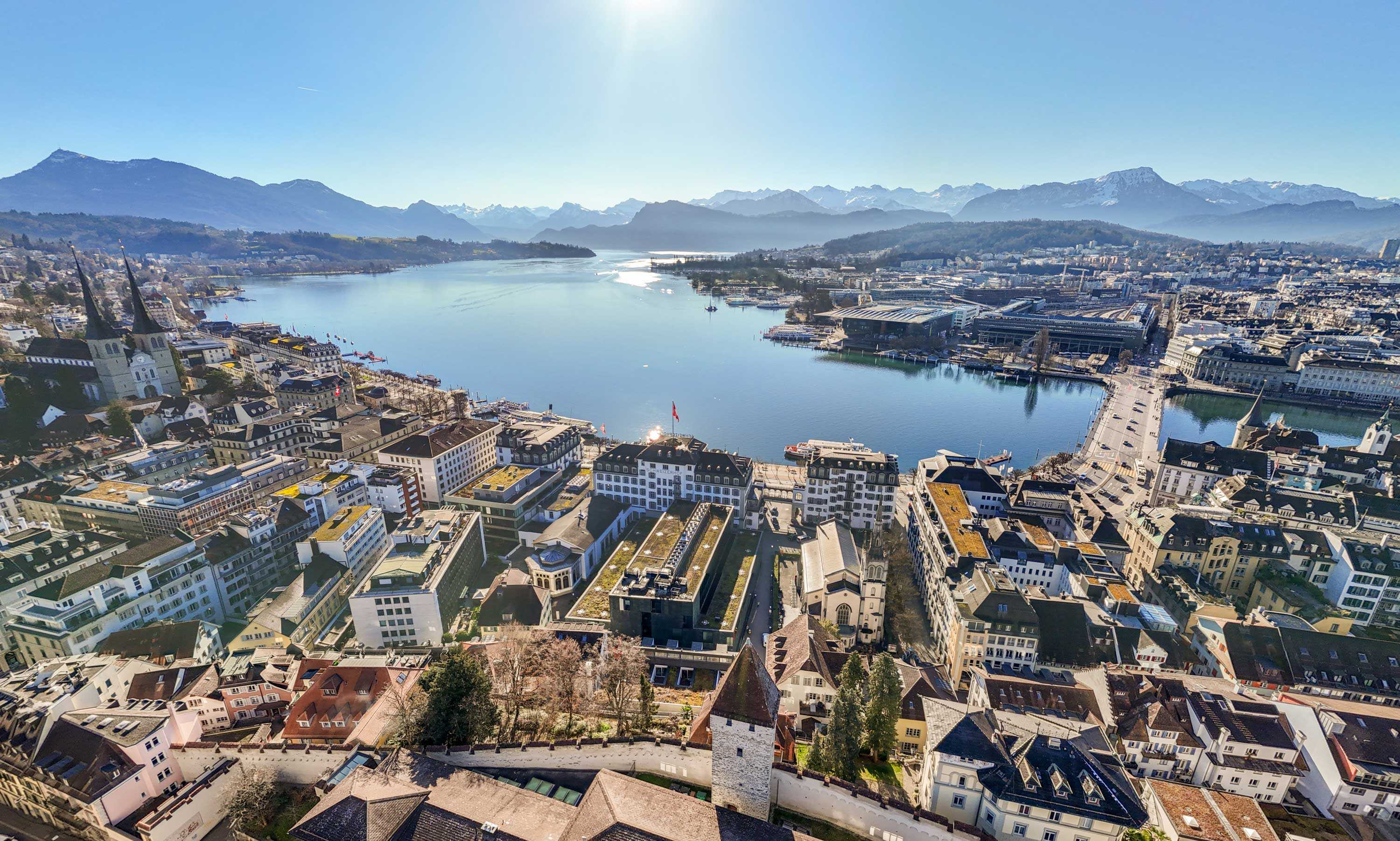 Hotel Schweizerhof Luzern Vogelperspektive See Berge Schweizerhof