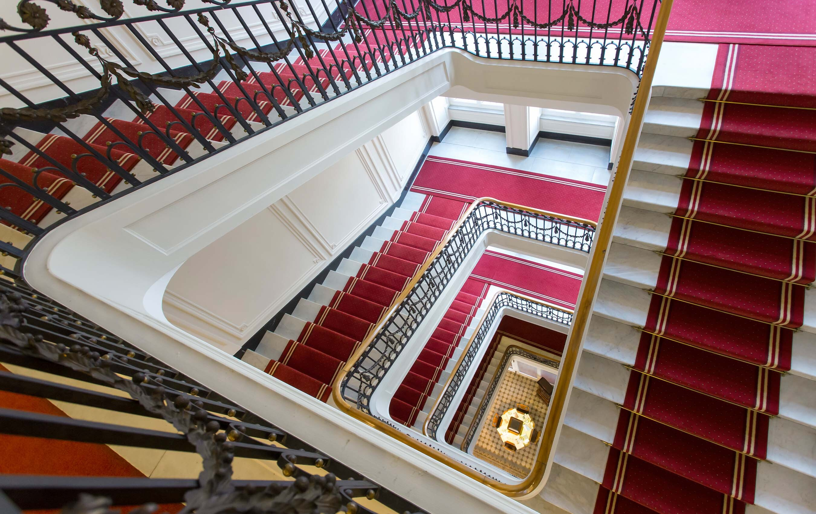 Treppenhaus hotel schweizerhof luzern 02