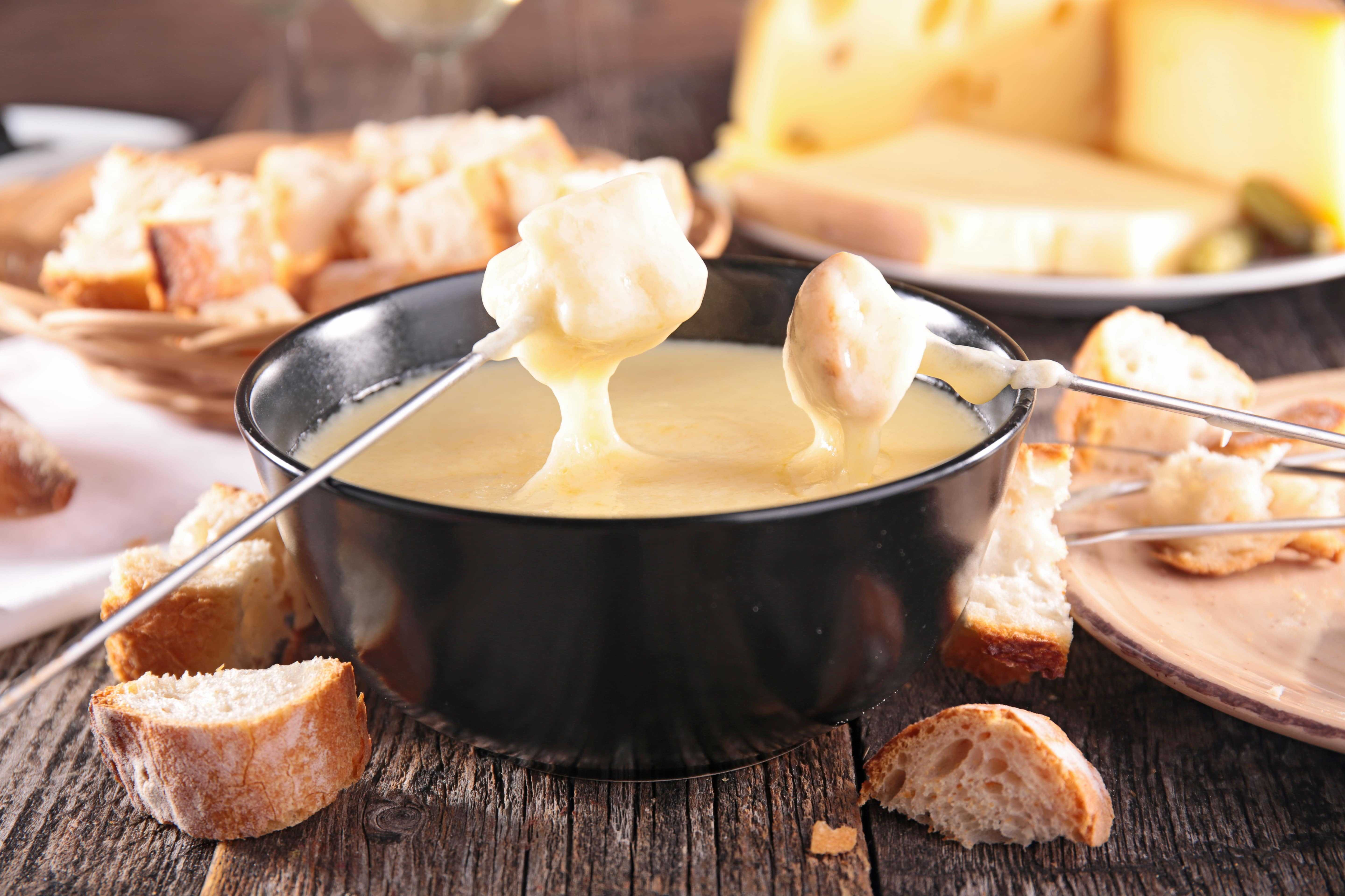 Fondue lounge hotel schweizerhof luzern i Stock 474085338 min