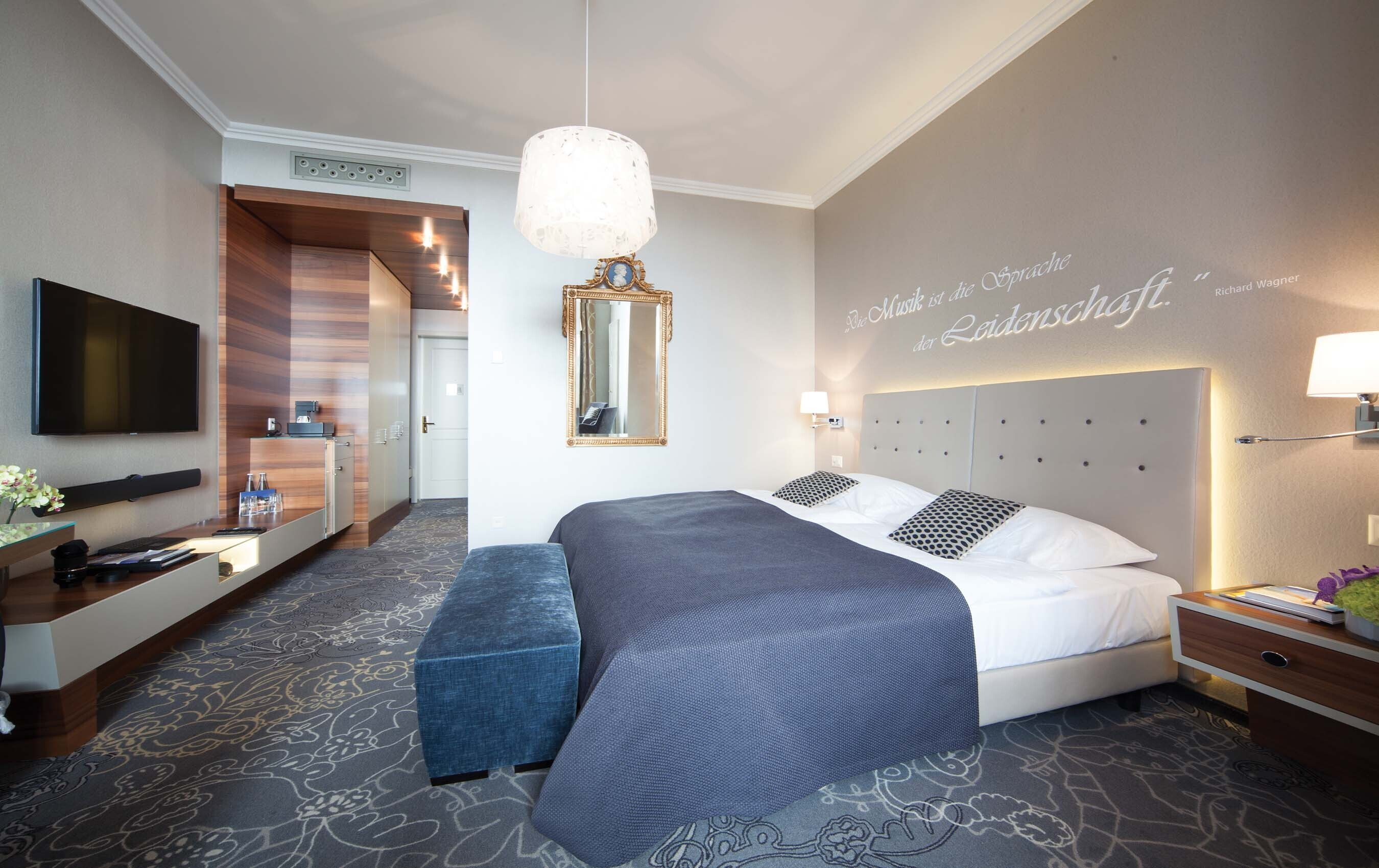 <p>Beste Lage in der<br
/>Leuchtenstadt Luzern</p>